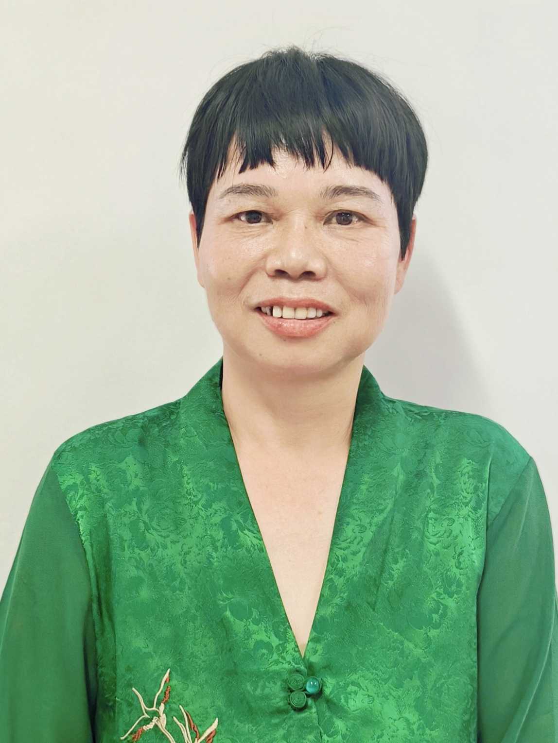 陆春芬阿姨照片